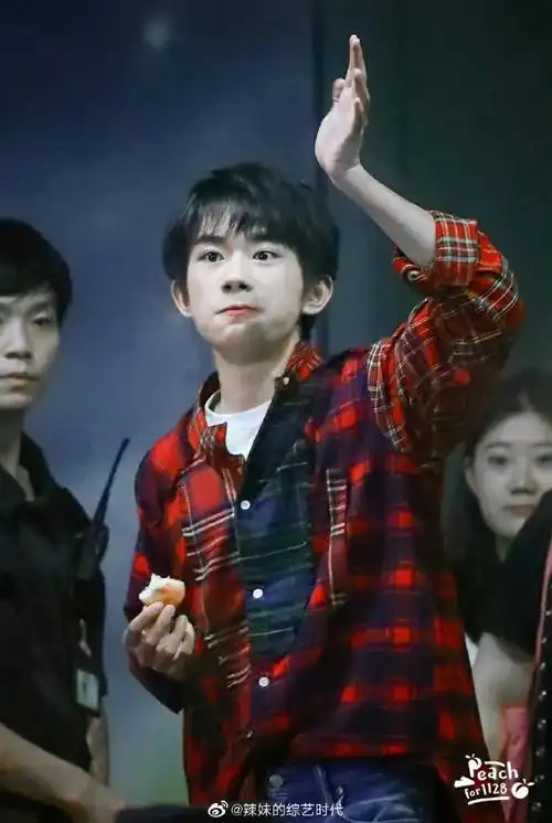 易烊千玺仓鼠式探头好可爱