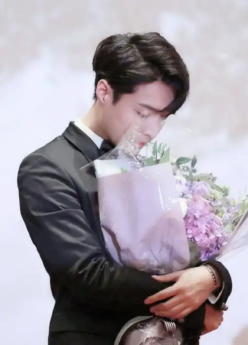 求这类张艺兴和花同时出镜的照片谢谢啦