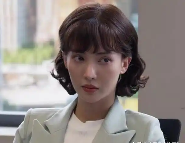 豁出去了!金晨再次上演姐弟恋,直接将她的事业线暴露无疑