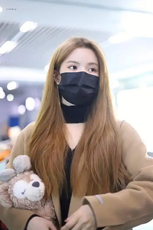 刘些宁超话#刘些宁硬糖少女303门面主舞#201016刘些宁机场图饭拍这是