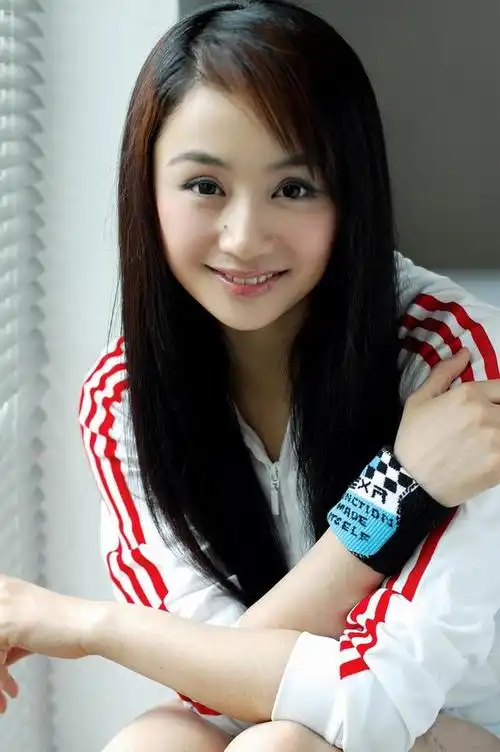 主持人曹颖素颜照(曾主演大雪无痕)6