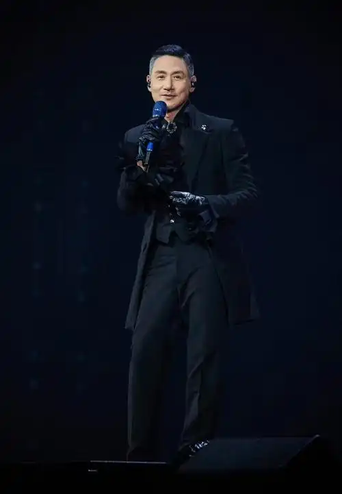 张学友,一位极具代表性的亚洲歌手,在华语乐坛一直都有"歌神"的称号.