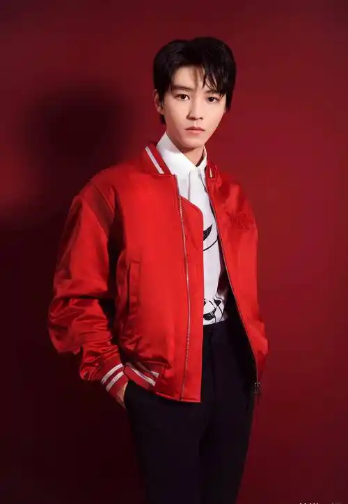 易烊千玺红色西装搭配一身黑色穿搭,兼具节日的喜庆与利落挺拔的阳刚