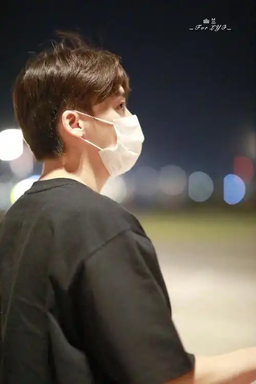 李易峰海口出发飞抵北京 机场街拍大明星变身成功!