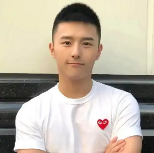 而男生想要变得青春阳光范儿,上面这款子弹头发型就非常值得尝试,三面