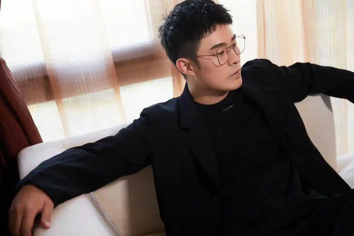 陈赫原来这么帅?被邓超祝福瘦回颜值巅峰,黑色西装酷帅