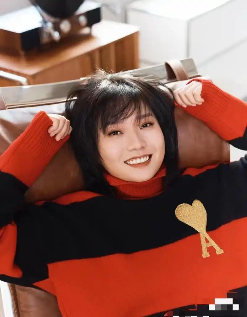 李雪琴的成长历程充满了波折和挑战,从一位被冠以"北大才女"的学子