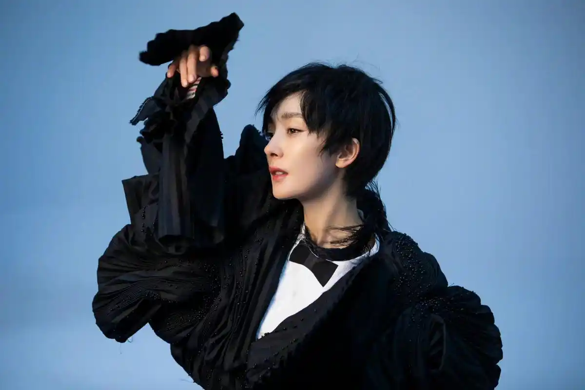 杨幂短发拍时尚大片,是帅气的中性幂了!