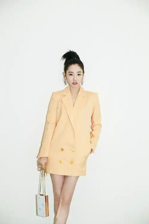 白百何真敢穿!西装这么短也敢玩下衣失踪,不拧着腿都快遮不住了