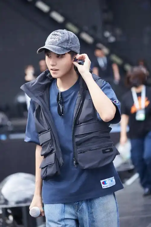 王俊凯银色v领内搭##王俊凯蔡依林同台