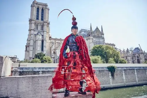 环球行为艺术家万云峰在巴黎圣母院走秀造型破旧有寓意