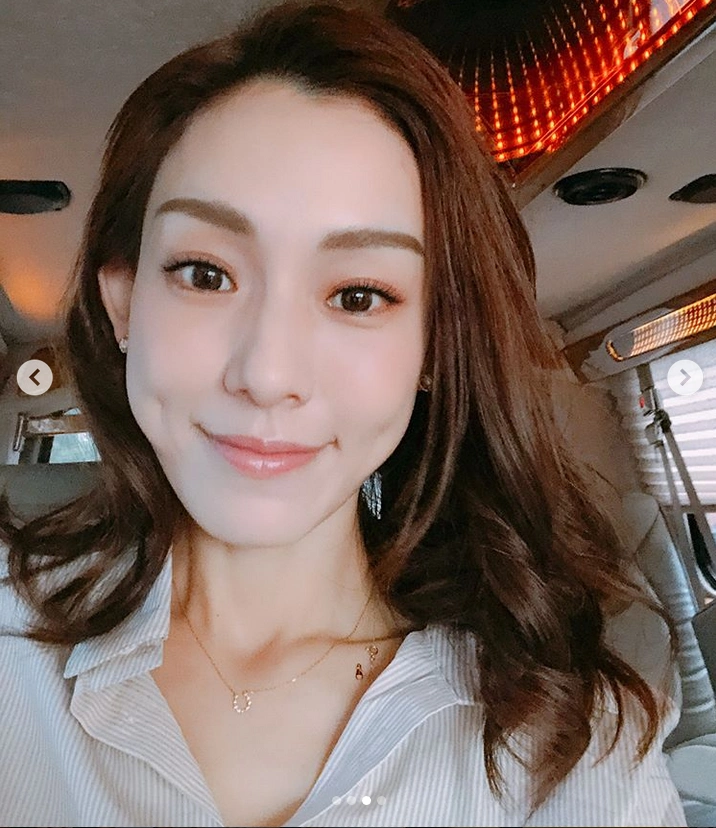 范玮琪工作中玩自拍笑容温柔妆容清新锁骨精致迷人