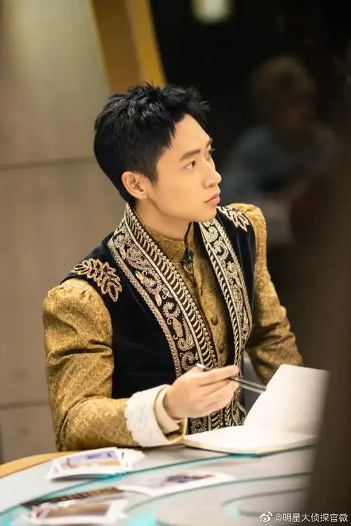 明星大侦探#【《#吼莱坞往事#》高清剧照】之晨导儿@魏晨:吼莱坞置