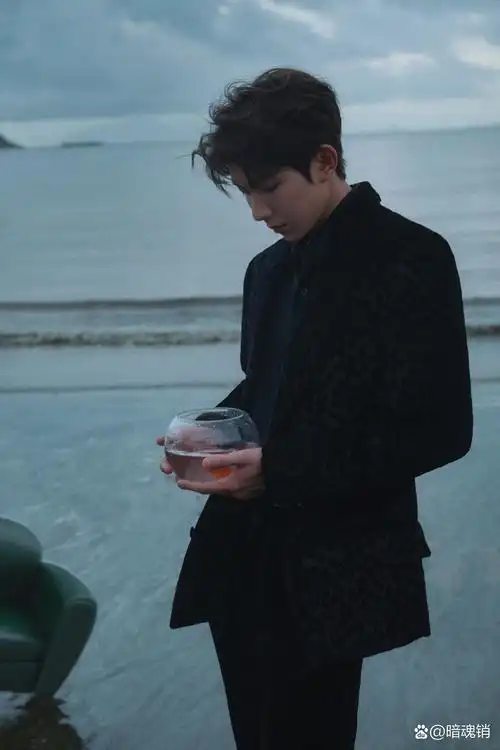 王源身穿黑色暗纹西装套装和黑色细闪西装套装参加音乐盛典,穿西装好