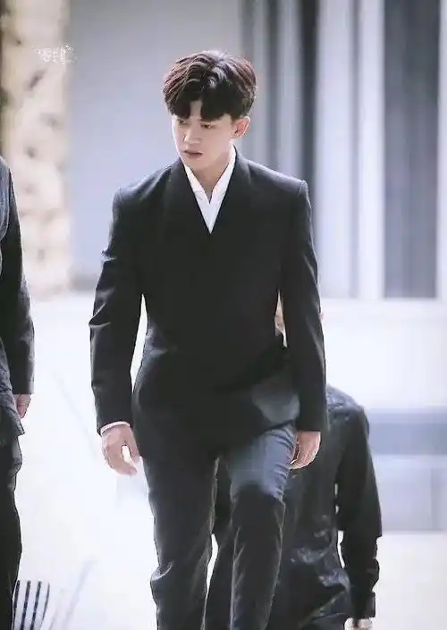 以前任嘉伦演的傻子灵动可爱现在演的傻子是真呆子只会嘟嘴