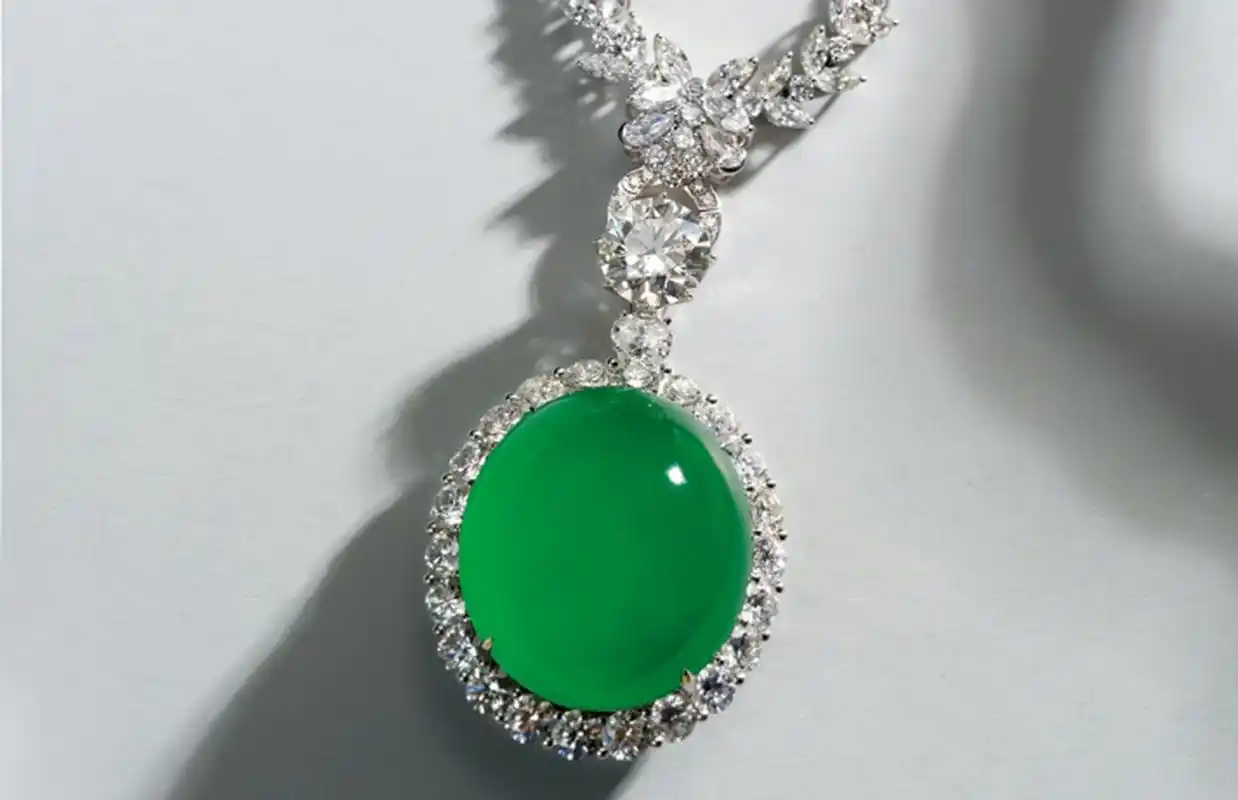 盘点西冷印社2023年春拍最贵的10件翡翠 第三名:"绿净春深"高冰阳绿