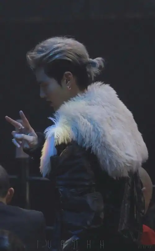 模仿风波后吴亦凡换新发型现身活动,扎着小辫很精神