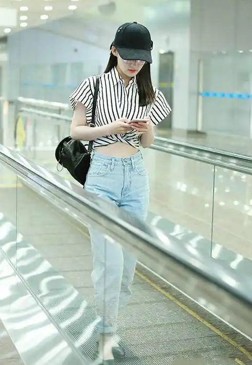 原创李沁最近爱上秀腰了穿露脐上衣让人眼前一亮纤腰长腿简直完美