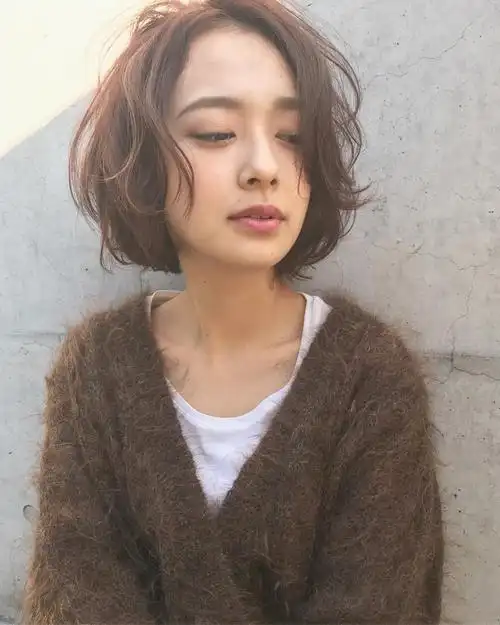 展现随性的10种不同长度中分卷发推荐发型