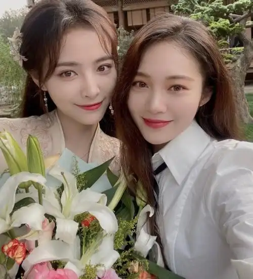 许佳琪与闺蜜合照,两人如同一个模子刻出来的,芭比眼太过惊艳