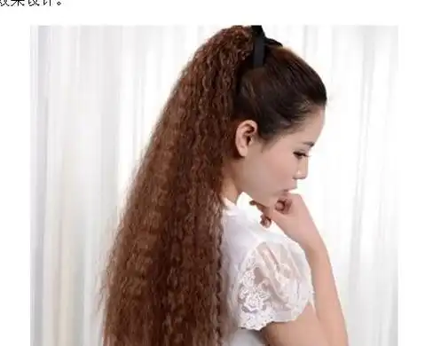栗色发色的女生,她选择的是超长的玉米须烫发型,她再把头发扎成了好看