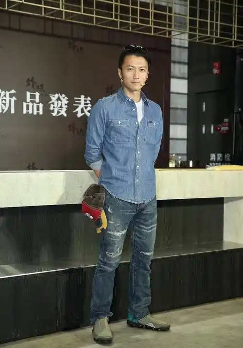 谢霆锋气质成熟但穿衣挺潇洒,牛仔衬衫配t恤,身材看着有点单薄