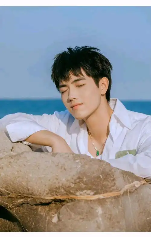 陈飞宇白衬衫海边大片释出,清爽帅气,很难让人不心动!
