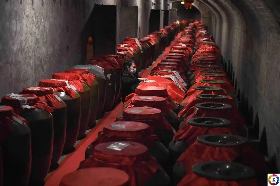 探访大山深处神秘的山洞:藏万吨白酒,不胜酒力者莫入