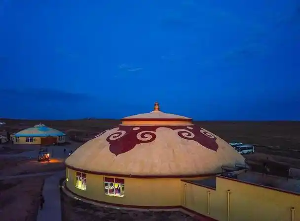 蒙古包,或称"游牧帐篷",是蒙古族传统的居住方式,广泛分布在蒙古国和