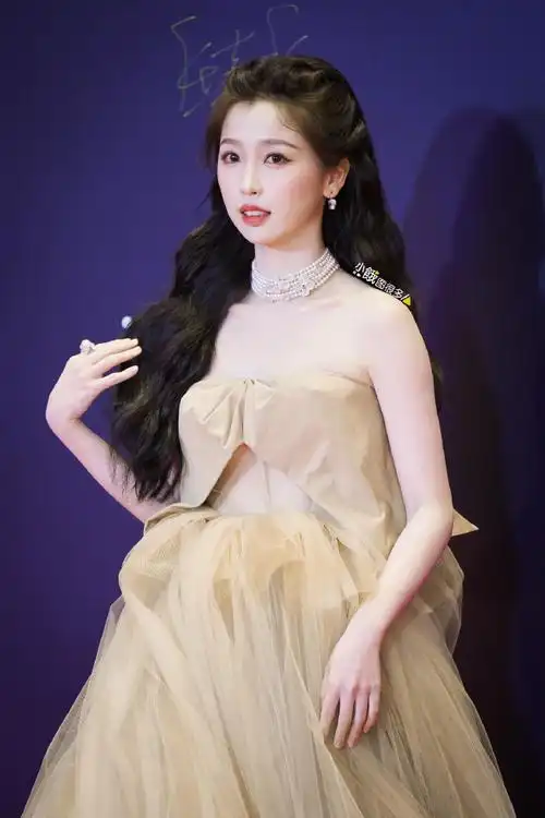 虞书欣晒尖叫之夜奖杯##虞书欣的领奖发言##虞书欣一个人走红毯