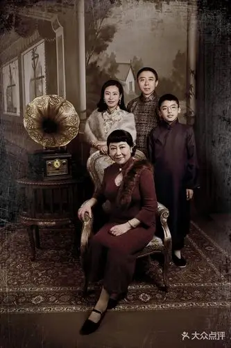 人物关系: 亲子 全家福 拍摄手法: 复古 电影感 套餐风格: 个性 肖像