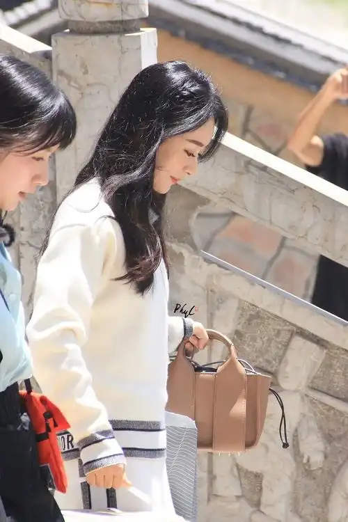 赵丽颖中餐厅路透,她的气质变了好多啊