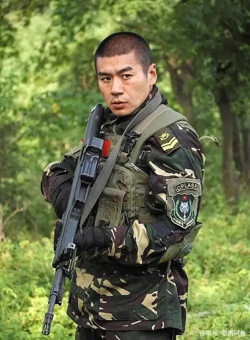 影视剧中的硬汉军装照,彰显男儿本色,谁饰演军人角色最真实?