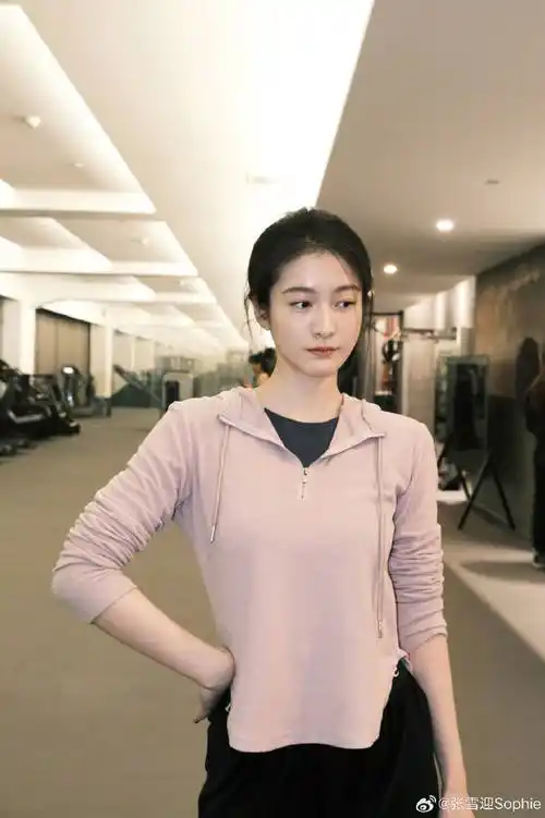 张雪迎分享健身美照,妆容精致对镜凹造型,身姿挺拔惹人羡_照片_运动