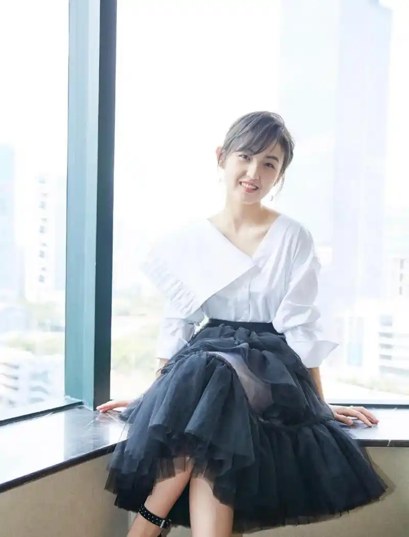 张子枫黑色高跟凉鞋,如夜空中的明星,闪耀且迷人.