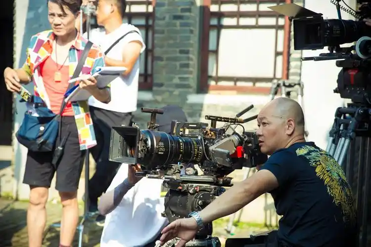 (送签名照)《旗袍刺客》拍摄现场,第一次看剧组拍戏哦,近距离看刘晓庆