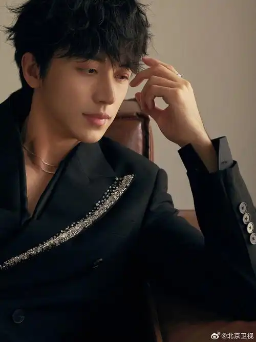 许魏洲黑西装绅士风范#黑色西装缀满闪钻,在复古皮