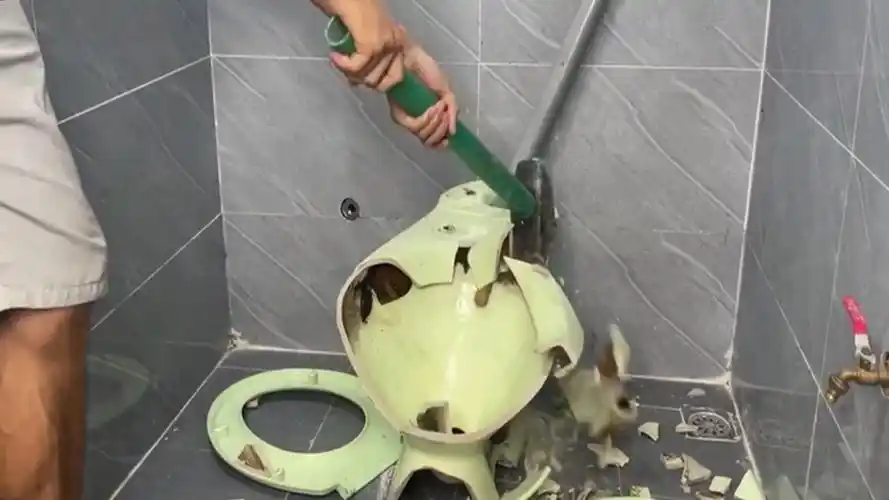 小伙竟然用洗手盆改造出如此创意的坐便式马桶,真是让人大开眼界