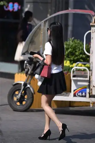 黑色高腰短裙,搭配白色t恤,穿上高跟鞋更显气质