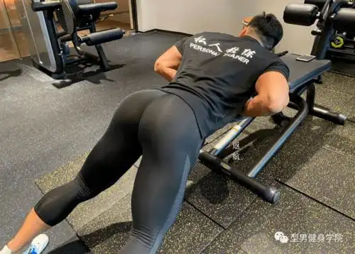 六个动作轰炸臀部,让臀部更翘!_训练