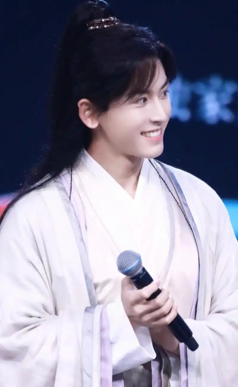 张哲瀚周子舒笑容杀:太甜了吧