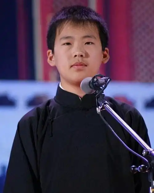 我哭不是因为摔倒而是因为没人来扶郭麒麟的童年让人心疼