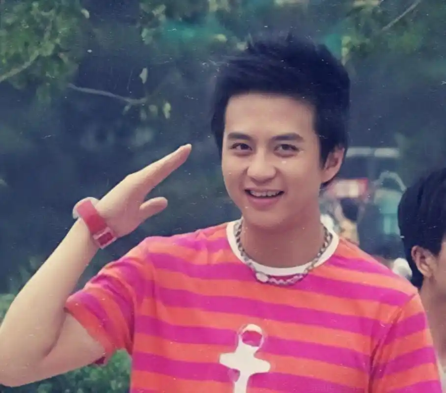 就在这时候,邓超生命中的第一位"贵人"出现了.