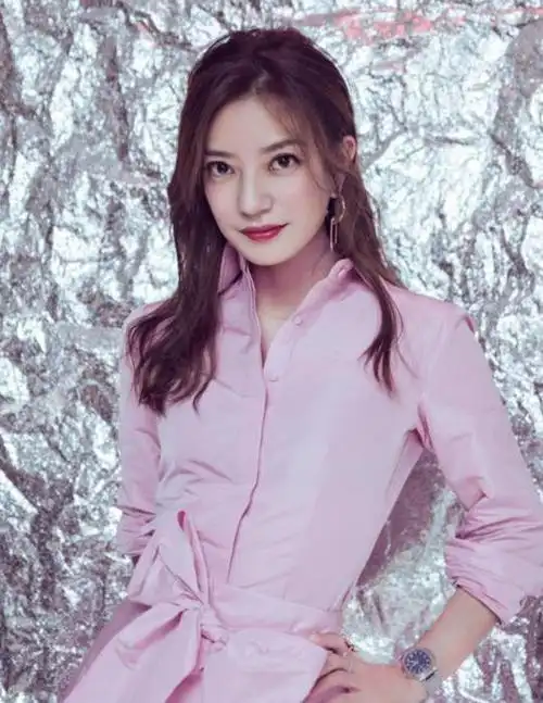 赵薇的毁灭史,从红遍全国到作品被除名,她经历了什么?