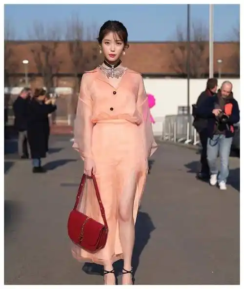 原创iu李知恩真大胆158身高挑战男友风西装一双美腿又细又直