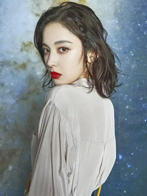 娜扎穿蛇皮裙御姐范儿十足侧分扎小辫子又不失俏皮