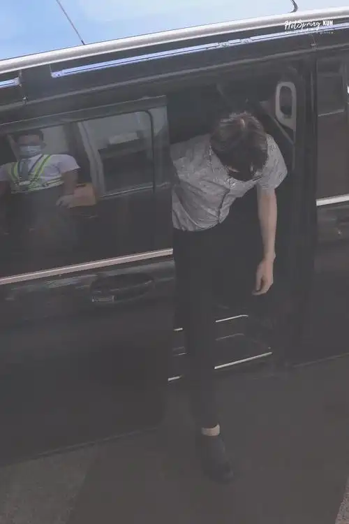 这张图蔡徐坤的脚白到让人以为是穿白袜09