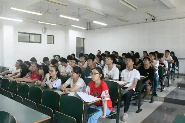 图片二:青马班学员认真学习