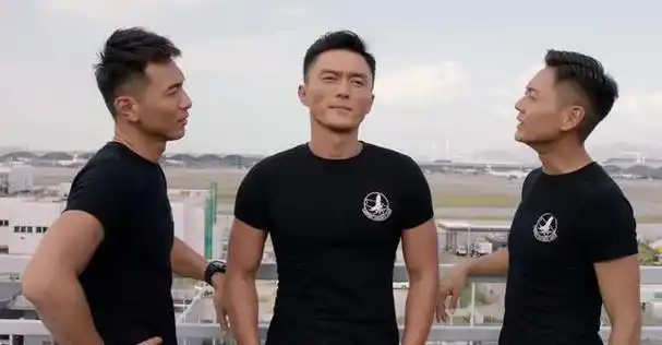 被称为"翻版古天乐"的黎振烨,在剧中的身材也十分完美.