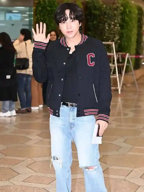 "韩国酵母效应"再现!张根硕机场照曝光,人肿了!